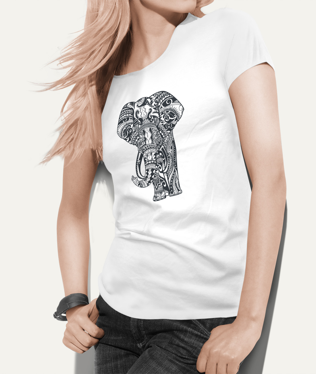 T-shirt Womens tshirt with an elephant